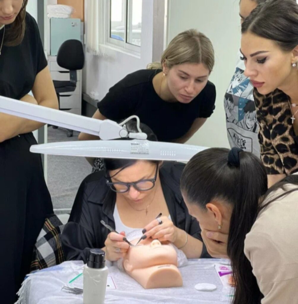 ТОП-15 лучших школ наращивания ресниц в Москве по цене/качеству преподавания в 2026 году